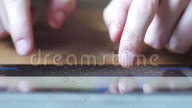 男子`木制桌上虚拟键盘桌上的手型文本